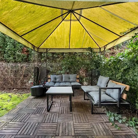 Cosy With Garden By Renters Apartman